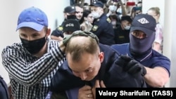 Арестованного Ивана Сафронова приводят в Лефортовский суд Москвы