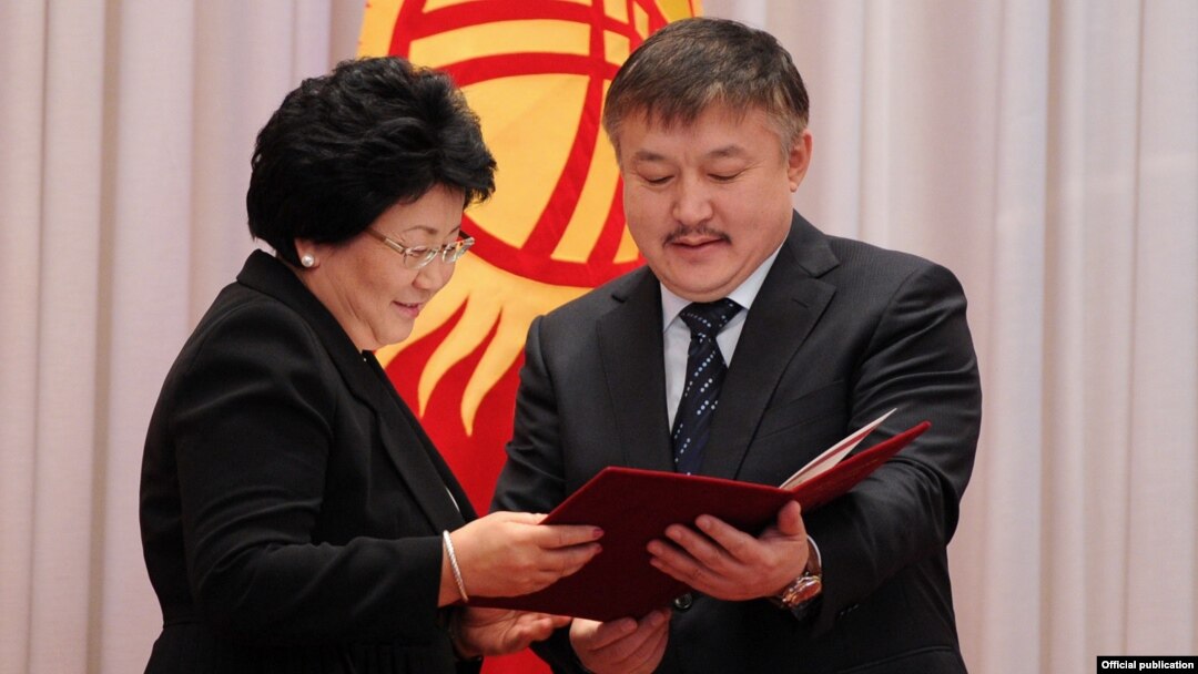 Akmatbek Keldibekov (right), then the parliament speaker, consults with then-Kyrgyz President Roza Otunbaeva in November 2011.