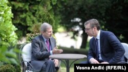 Еврокомесарот Јоханес Хан и претседателот на Србија Александар Вучиќ на средба во вилата Мир во Белград, 08.06.2017.