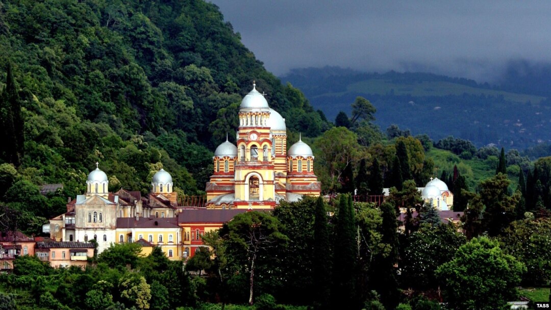 15 мая 2011 года около двух тысяч человек собрались в Новоафонском монастыре на Церковно-народное собрание