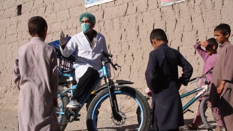 Afganistanski biciklista upozorava djecu na COVID-19