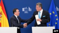 Evropski komesar Maroš Šefčović (desno) i španski ministar vanjskih poslova Jose Manuel Albares (lijevo), Brisel, 11. juna 2025.