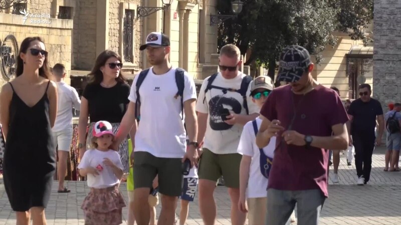 V prvi polovici leta 2025 je Azerbajdžan obiskalo manj tujcev, kljub povečanemu številu prošenj za registracijo