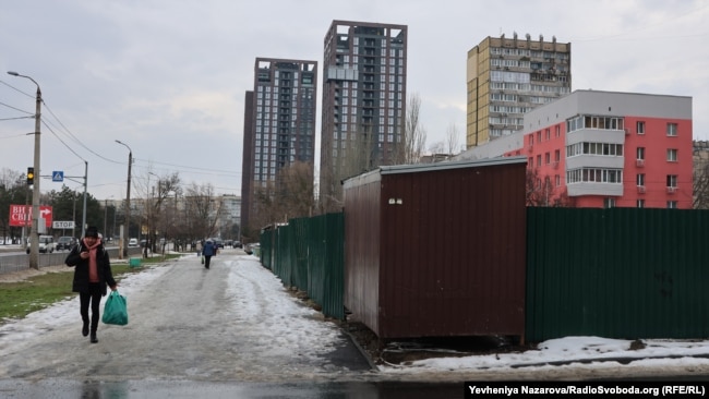 Будинок, який зазнав ракетного удару 14 січня 2023 року був демонтований, а територія, де він був нині огорожена