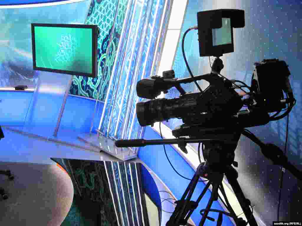АЛ РТВ нинг бош студиясида камералар