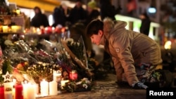 Цветя, играчки и свещи в памет на жертвите на трагичния инцидент са струпани пред бара в швейцарския ски курорт Кран Монтана, 3 януари 2026 г.