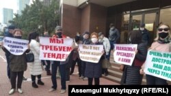 Әкімдік алдында плакат ұстап, наразылық өткізіп тұрған үлескерлер. Нұр-Сұлтан, 21 қыркүйек 2020 жыл. 