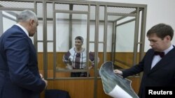 Надежда Савченко и Илья Новиков во время суда, архивное фото
