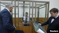 Українська громадянка Надія Савченко разом з адвокатами Марком Фейгіним (ліворуч) та Іллею Новіковим під час засідання суду у Донецьку Ростовської області. 3 березня 2016 року