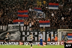 Navijači Partizana istakli su transparent sa likom Ratka Mladića na utakmici protiv OFK Beograda u Beogradu, 31. avgusta 2026, nekoliko dana nakon njegove smrti u Hagu.