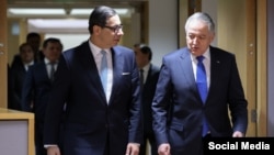 Сироҷиддин Муҳриддин, вазири корҳои хориҷии Тоҷикистон (рост) ва Константинос Комбос, вазири корҳои хориҷии Кипр (чап). Шаҳри Брюссел, 19-уми октябри 2025