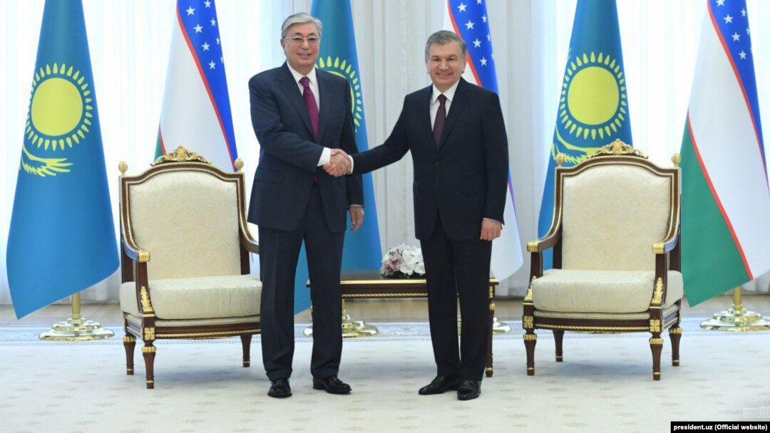 Uzbek President Shavkat Mirziyoev (right) meets with his Kazakh counterpart Qasym-Zhomart Toqaev in Tashkent in April 2019