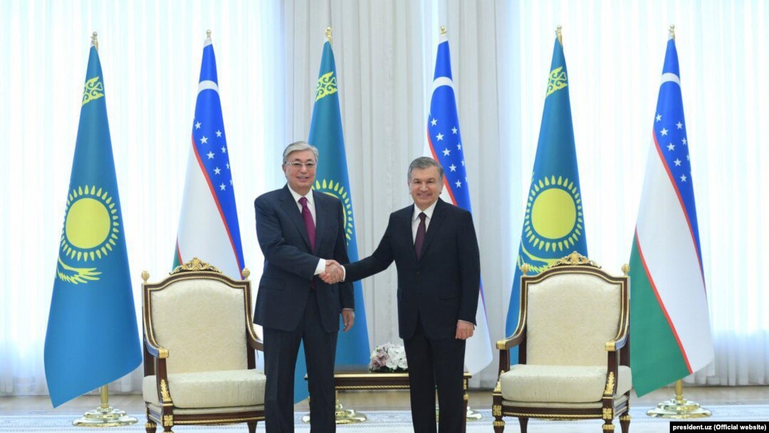 Президент Узбекистану Шавкат Мірзійоєв (праворуч) зустрічається зі своїм казахстанським колегою Касимом-Жомартом Токаєвим у Ташкенті у квітні 2019 року