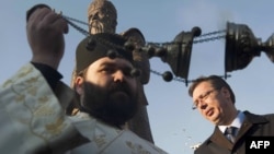 Александар Вучич (п) під час відвідин містечка Ґрачаница в Косові, 14 січня 2015 року