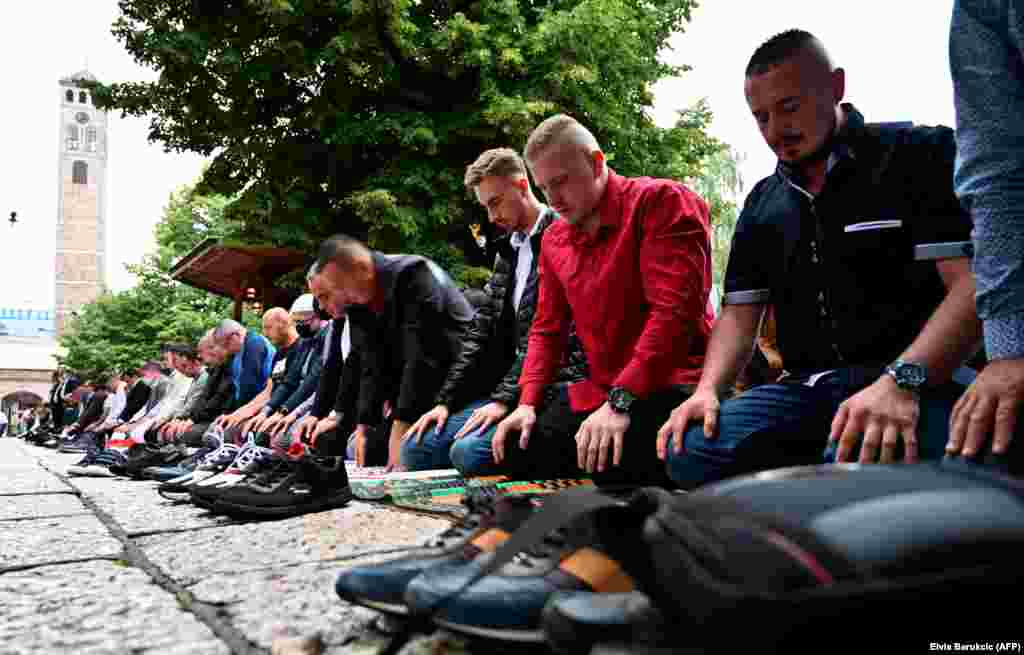BOSNIA-HERȚEGOVINA - Musulmani bosniaci se roagă în timpul sărbătorii Eid Al-Adha, în fața Moscheii Gazi-Husref Bey&nbsp;din Sarajevo.