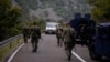 Ushtarë të KFOR-it duke patrulluar pranë pikës kufitare mes Kosovës dhe Serbisë në Jarinjë, më 28 shtator 2021.