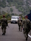 Ushtarë të KFOR-it duke patrulluar pranë pikës kufitare mes Kosovës dhe Serbisë në Jarinjë, më 28 shtator 2021.