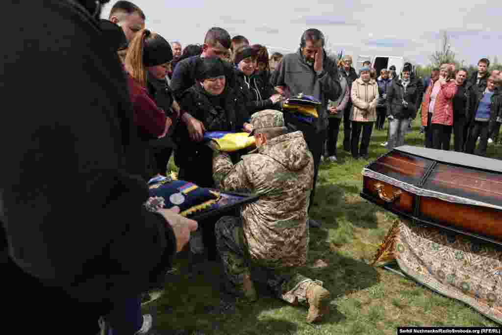 Прапор України яким була вкрита домовина Костянтина і його державні  нагороди передають родині