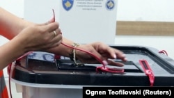 Një komisionere duke mbyllur një kuti të votimit pas përfundimit të procesit mbrëmjen e 7 qershorit.