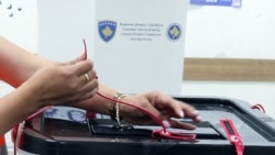 Zatvaranje glasačke kutije posle vanrednih parlamentarnih izbora na Kosovu, 7. jun 2026.
