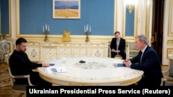 Президент Украины Владимир Зеленский и министр армии США Дэниел Дрисколл, Киев, 20 ноября 2025 года