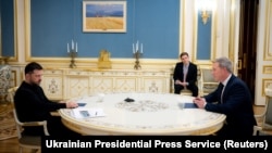 Президент Украины Владимир Зеленский и министр армии США Дэниел Дрисколл на встрече в Киеве, 20 ноября 2025 года