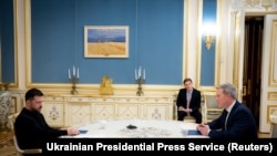 Ukrainanyň prezidenti Wladimir Zelenskiý we ABŞ-nyň goşun sekretary Daniel Driskoll, Kiýew, 2025-nji ýylyň 20-nji noýabry.