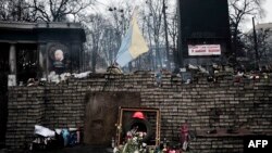 Cveće za nastradale na barikadi pored stadiona fudbalskog kluba Dinamo u Kijevu