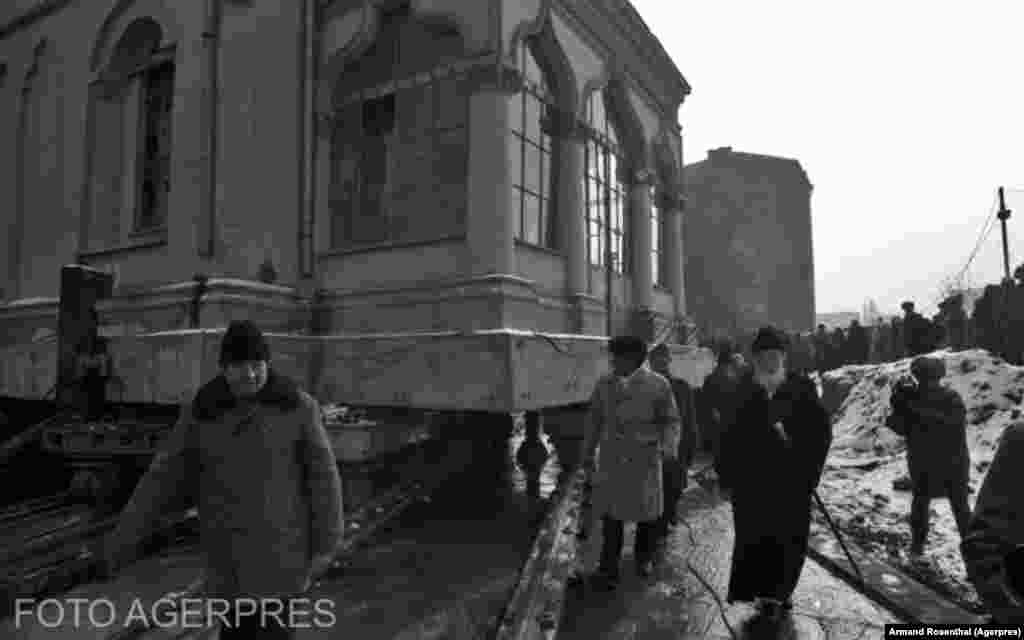 Mutarea bisericii &#39;Sfântul Ștefan&#39;, cunoscută și sub numele de &#39;Cuibul cu barza&#39;, din Bucuresti, 1988.