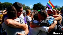Люди радіють після оголошення результатів опитування щодо легалізації одностатевих шлюбів, Сідней, Австралія, 15 листопада 2017 року