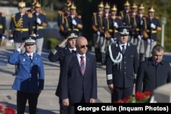 25 octombrie 2025 - Secretarul de Stat Raed Arafat depune o coroană de flori cu ocazia ceremoniei militare și religioase, la Mormântul Ostașului Necunoscut din Parcul Carol I de Ziua Armatei României.