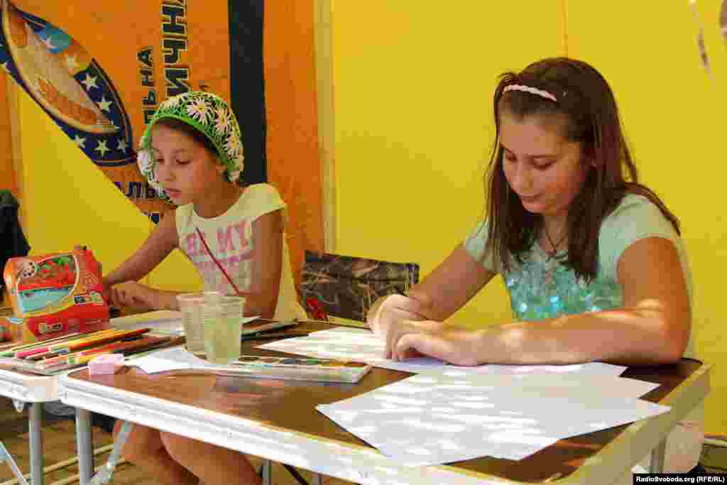 Діти пишуть листи українським військовим