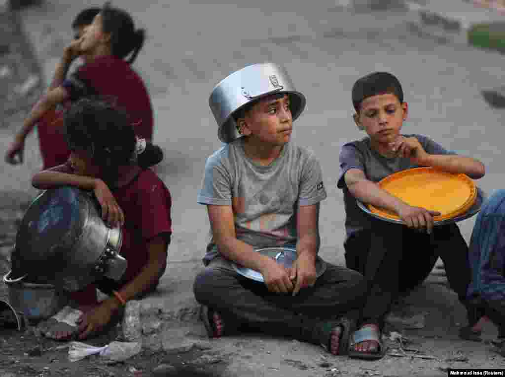 Fëmijë palestinezë duke pritur ndihma në Qytetin e Gazës, më 14 korrik.