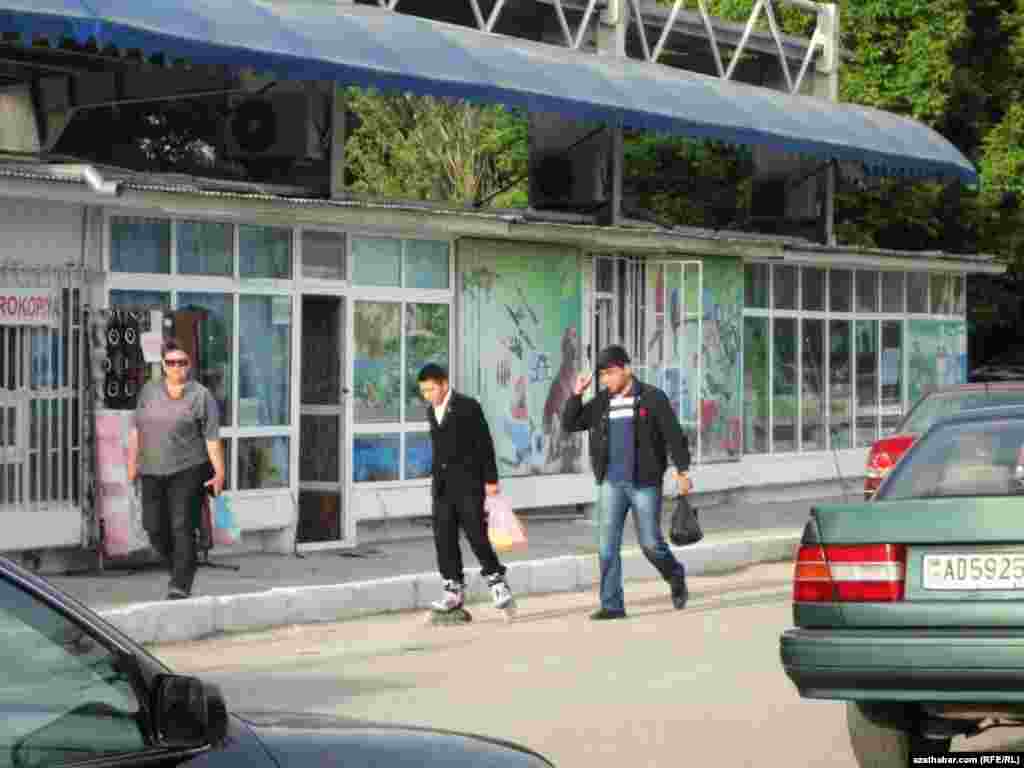 Rolikli bir okuw&ccedil;y mekdepden ga&yacute;dyp bar&yacute;ar