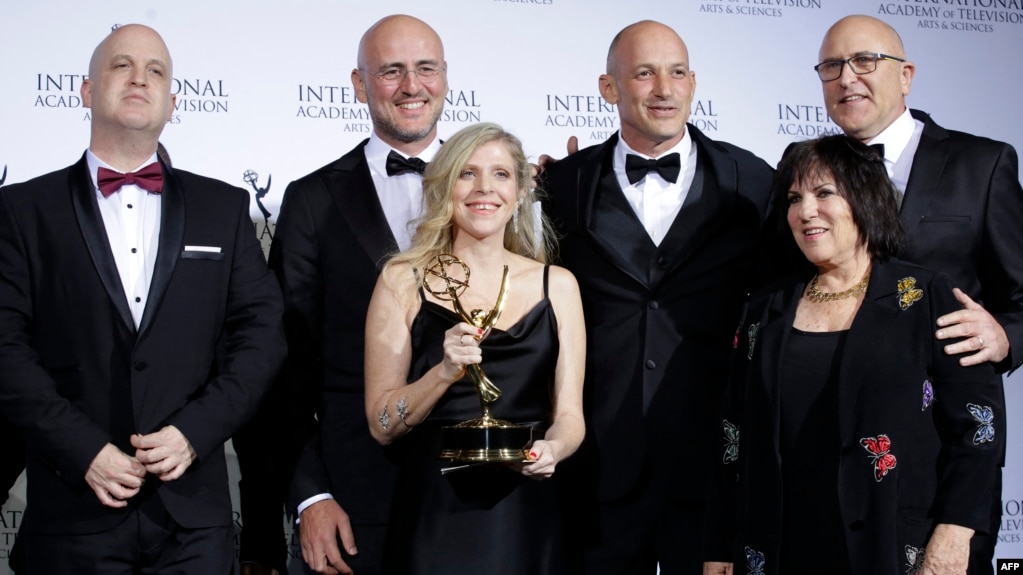 دانا ایدن (نفر جلو، سوم از چپ)