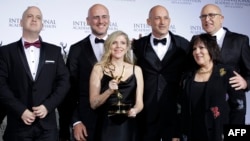 دانا ایدن (نفر جلو، سوم از چپ)