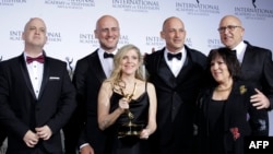 პროდიუსერები დანა ედენი (მარცხნიდან მესამე ) და შულა შპიგელი (ქვემოთ მარჯვნივ) სერიალ „თეირანისთვის“ "ემის" პრიზით ხელში. 2021 წლის 22 ნოემბერს, ნიუ-იორკში