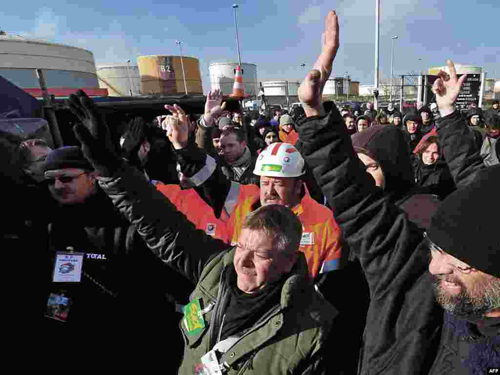 Францыя. Супрацоўнікі нафтавай кампаніі "Total" галасуюць за працяг страйку. 
