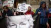 Julian Assange kiszabadulásáért tüntetnek a támogatói Londonban letartóztatása ötödik évfordulóján, 2024. április 10-én