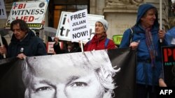 Julian Assange kiszabadulásáért tüntetnek a támogatói Londonban letartóztatása ötödik évfordulóján, 2024. április 10-én
