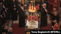 Гроб с телом патриарха