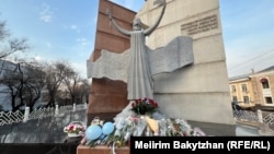 Алматыдағы 1986 жылғы Желтоқсан оқиғасының құрметіне қойылған "Тәуелсіздік таңы" ескерткіші. 16 желтоқсан, 2025 жыл. 