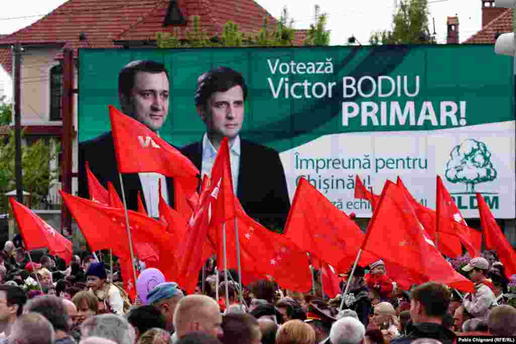 9 mai 2011, Ziua Victoriei în cel de-al Doilea Război Mondial şi panou electoral cu candidatul PLDM Victor Bodiu la funcţia de primar al Chişinăului