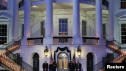 Američki predsjednik Joe Biden i prva dama Jill Biden, potpredsjednica Kamala Harris i Doug Emhoff tokom komemoracije i ceremonije paljenja svijeća u Bijeloj kući u Washingtonu 22 februara 2021.