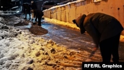 მოქალაქეები საკუთარი ძალებით წმენდენ ქუჩას თოვლისგან. ბაგები. 21 იანვარი, 2026 წელი