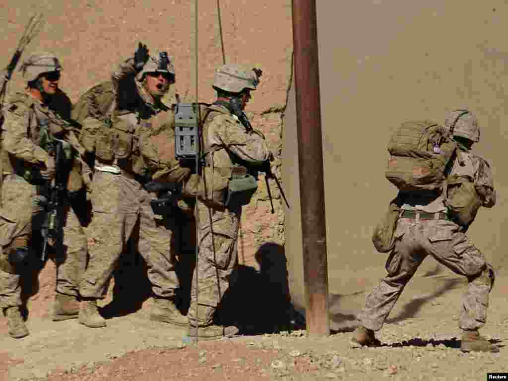 Afghanistan - Američke snage na jugu Helmand provincije u sukobu protiv snaga talibana, 01.11.2010. Foto: Reuters / Finbarr O'Reilly