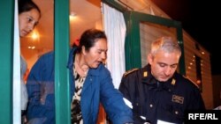 Румынские цыганы едут в Италию за счастьем и не унывают, не обнаружив такового в товарных количествах. Полицейская проверка в таборе под Римом