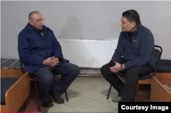 Журналист Адил Турдукулов Украинада орус армиясынын катарында согушуп, туткунга түшкөн өзбекстандык менен сүйлөшүүдө. 2026-жыл.