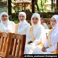 ალ-მუსტაფას უნივერსიტეტის ქართული წარმომადგენლობის კურსდამთავრებულთა არც ზუსტი რაოდენობაა ცნობილი და არც ის, ყოველწლიურად რამდენი აგრძელებს სწავლას ირანში. სხვადასხვა ცნობით, საქართველოდან ირანის სასულიერო სასწავლებლებში სულ ცოტა, 10-დან 20-მდე ახალგაზრდა მიდის.