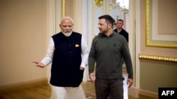 Presidenti i Ukrainës, Volodymyr Zelensky, (djathtas) dhe kryeministri i Indisë, Narendra Modi, para takimit të tyre në Kiev, Ukrainë, më 23 gusht 2024.